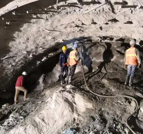 蕉城拱顶带模注浆料的施工流程及注意事项